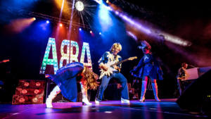 PHOTO ABBA Jenna headbang Hamilton 151218 - MHP66 Lowered Resolution